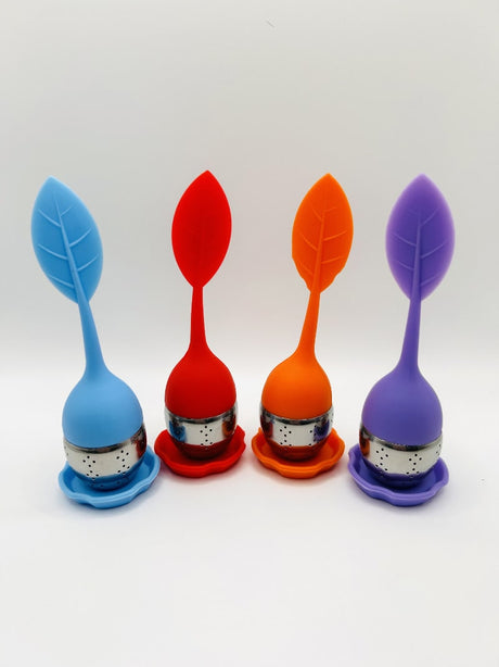Edelstahl Tee-Infuser mit Silikonblütendesign in Blau, Rot, Orange, Lila im Mellow Peaks Shop