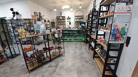 Übersichtliche Produktpräsentation im Mellow Peaks Botanicals Naturshop im Q24 in Imst.