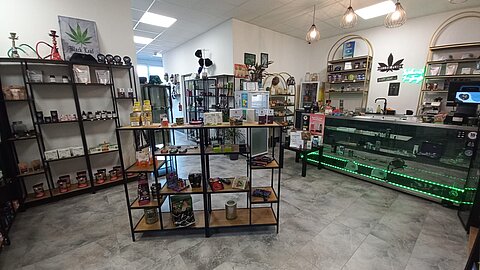 Innenansicht mit Produkten und Verkaufsfläche im Mellow Peaks Botanicals Shop Imst.